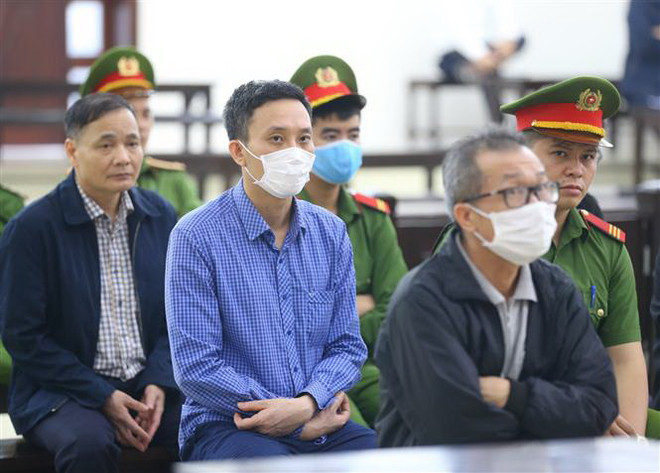 Các bị cáo tại phiên tòa. (Ảnh: Doãn Tấn/TTXVN) Vụ án tại BIDV: Phân tích vai trò, động cơ phạm tội của các bị cáo ảnh 1