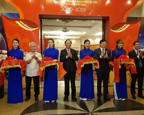 Cắt băng khai mạc trưng bày các ấn phẩm báo chí và triển lãm ảnh. (Nguồn: Baochinhphu.vn) Khai mạc trưng bày các ấn phẩm báo chí tiêu biểu tại Hà Nội ảnh 1