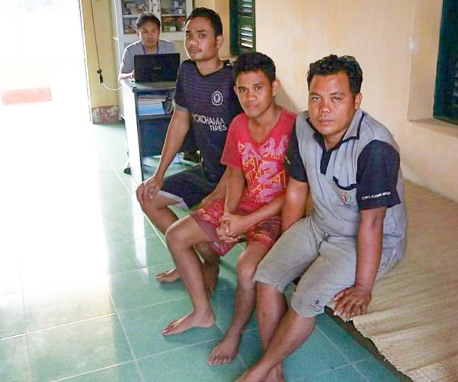 Đưa ba thuyền viên Indonesia bị trôi dạt trên biển vào bờ ảnh 1