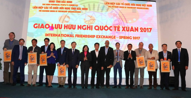 Các đại sứ, đại diện ngoại giao nghe dân ca quan họ Bắc Ninh ảnh 1