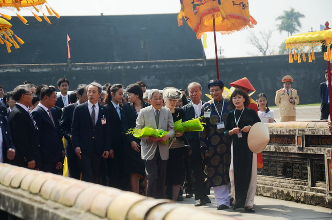 Nhật hoàng Akihito và Hoàng hậu Michiko đến thăm Cố đô Huế ảnh 1