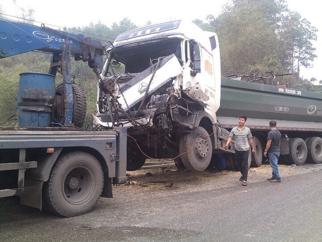 Xe buýt va chạm xe tải làm 1 người chết, 6 người bị thương ảnh 2