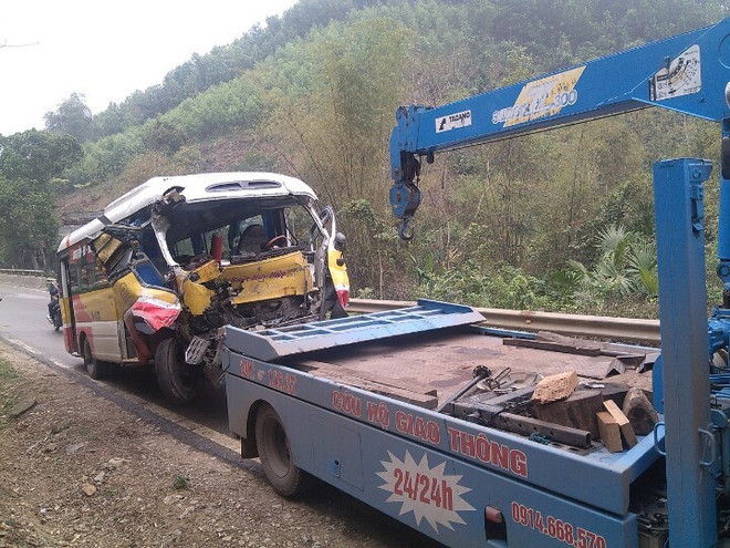 Xe buýt va chạm xe tải làm 1 người chết, 6 người bị thương ảnh 1