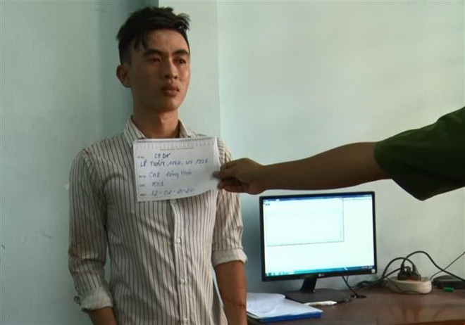 Đối tượng Lê Tuấn Anh tại cơ quan công an. (Ảnh: Nguyễn Văn Việt/TTXVN) Điều tra, xử lý nghiêm đối tượng tấn công lực lượng dân phòng ảnh 1
