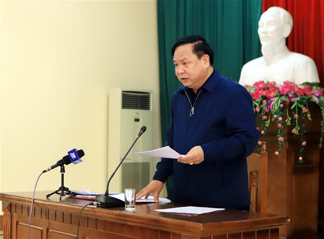 Bí thư Huyện ủy Bình Xuyên Nguyễn Duy Đông đọc quyết định của UBND tỉnh Vĩnh Phúc về khoanh vùng, dập dịch tại xã Sơn Lôi. (Ảnh: Hoàng Hùng/TTXVN) Vĩnh Phúc: Cách ly khu vực có dịch Covid-19 tại xã Sơn Lôi ảnh 1