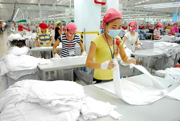 Sản xuất hàng may mặc xuất khẩu. (Ảnh: Danh Lam/TTXVN) Hiệp định thương mại tự do Việt Nam-EU: Đòn bẩy thúc đẩy tăng trưởng ảnh 1
