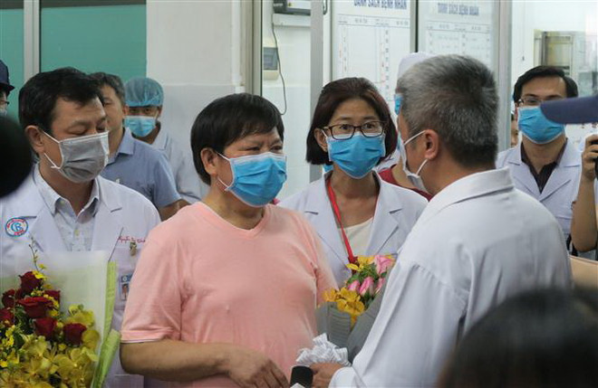 Bệnh nhân Li Ding (áo hồng) khi xuất viện. (Ảnh: Đinh Hằng/TTXVN) Bệnh nhân thứ 2 nhiễm nCoV tại Thành phố Hồ Chí Minh đã xuất viện ảnh 1
