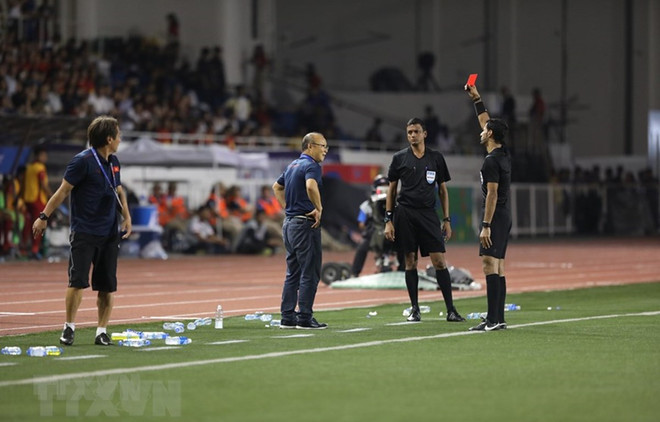Huấn luyện viên Park Hang-seo nhận thẻ đỏ ở trận chung kết SEA Games 30 vì lỗi phản ứng. (Ảnh: TTXVN) HLV Park Hang-seo phải tự trả 5.000 USD tiền phạt vì chiếc thẻ đỏ ảnh 1