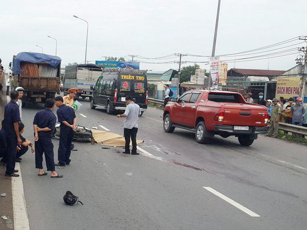 Xe máy va chạm xe tải trong làn đường ôtô, 3 thanh niên tử vong ảnh 1