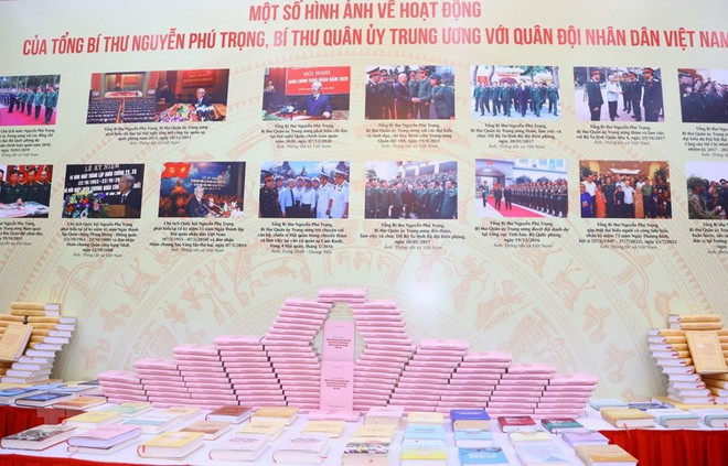 Khu trưng bày sách tại buổi lễ giới thiệu cuốn sách của Tổng Bí thư Nguyễn Phú Trọng về quân sự, quốc phòng. (Ảnh: Văn Điệp/TTXVN) Cuốn sách của Tổng Bí thư: Định hướng hoàn thiện chiến lược quốc phòng ảnh 2