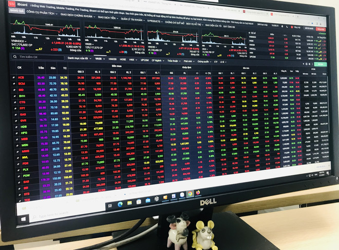 Lãi suất giảm, nhà đầu tư rút tiền ngân hàng 'đổ' vào chứng khoán? ảnh 2