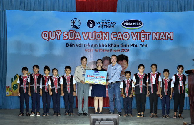 Năm 2020, Vinamilk và Quỹ sữa Vươn cao Việt Nam trao tặng 83.400 ly sữa, tương đương khoảng 600 triệu đồng cho 930 trẻ em có hoàn cảnh khó khăn tại tỉnh Phú Yên. (Nguồn: Vietnam+) Trao 83.400 ly sữa cho trẻ em có hoàn cảnh khó khăn ở Phú Yên ảnh 1