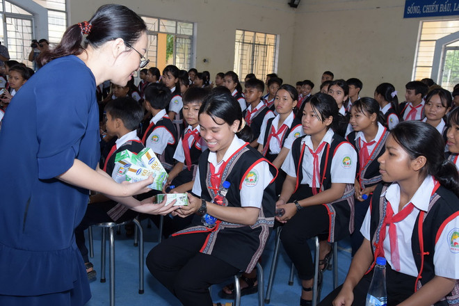 Các đại biểu trao tặng sữa tận tay các em học sinh tại chương trình Lễ trao tặng sữa của Quỹ sữa Vươn cao Việt Nam tại Phú Yên. (Nguồn: Vietnam+) Trao 83.400 ly sữa cho trẻ em có hoàn cảnh khó khăn ở Phú Yên ảnh 2