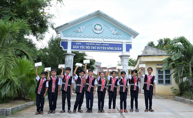 13 năm qua, Quỹ sữa Vươn cao Việt Nam bền bỉ thực hiện sứ mệnh 'Để mọi trẻ em đều được uống sữa mỗi ngày,' mang niềm vui uống sữa đến với trẻ em trên mọi miền đất nước. (Nguồn: Vietnam+) Trao 83.400 ly sữa cho trẻ em có hoàn cảnh khó khăn ở Phú Yên ảnh 3