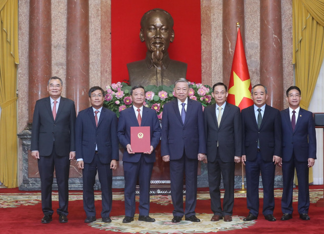 ttxvn_tong bi thu trao quyet dinh 1.jpg