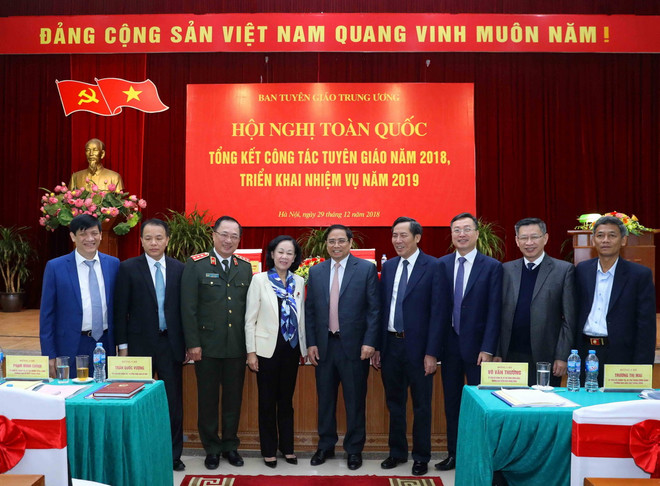 Các lãnh đạo Đảng, Nhà nước với các đại biểu dự hội nghị. (Ảnh: Phương Hoa/TTXVN) Ngành tuyên giáo tăng cường quản lý thông tin trên mạng xã hội ảnh 2