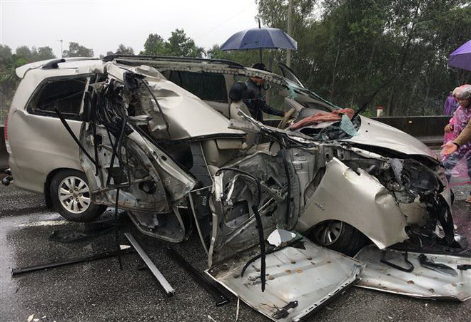 Xe con biến dạng sau khi đâm vào đuôi xe chở gỗ, 2 người bị thương ảnh 1