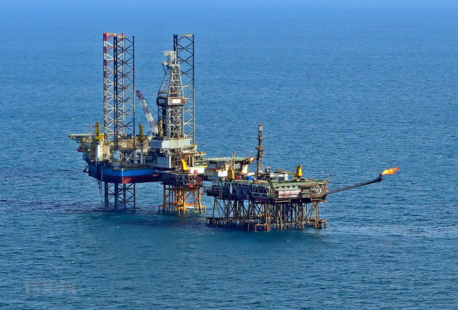 Giàn khoan của Liên doanh Vietsovpetro tại mỏ Bạch Hổ. (Ảnh: Huy Hùng/TTXVN) Giá dầu thế giới tác động đến nguồn thu ngân sách như thế nào? ảnh 1