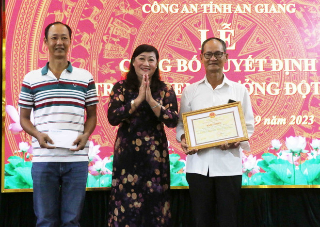 Vụ cháu bé bị ném xuống sông: Khen thưởng hành động cứu người ảnh 2