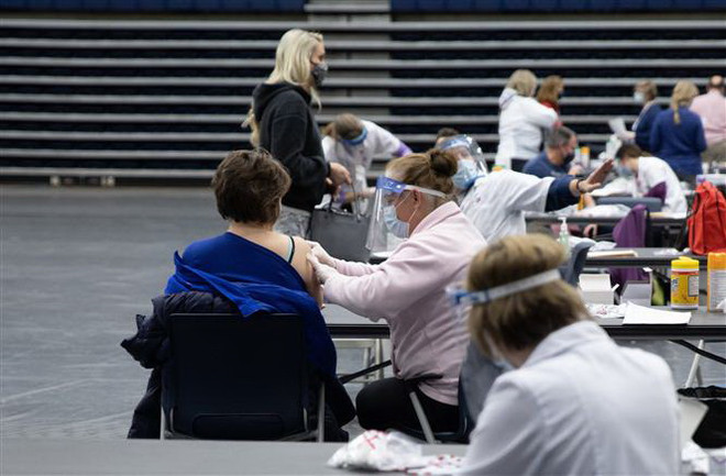 Nhân viên y tế tiêm vaccine phòng COVID-19 cho người dân tại Dayton, Ohio, Mỹ. (Ảnh: AFP/TTXVN) Mỹ phê duyệt các vaccine cập nhật ứng phó với dòng phụ của Omicron ảnh 1