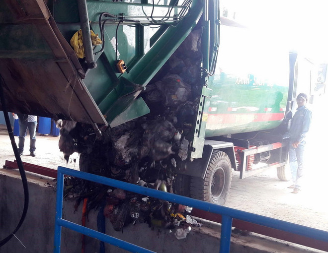 Quảng Ngãi: Người dân chặn đường không cho xe chở rác vào nhà máy ảnh 1