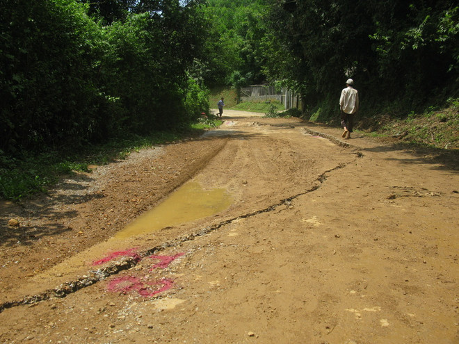 Hòa Bình: Tuyến đường 445 vẫn ách tắc, di dời khẩn cấp một số hộ dân ảnh 1