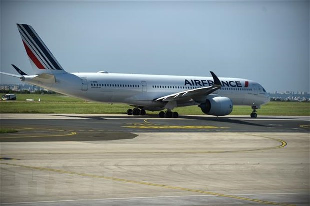 Máy bay của Hãng hàng không Air France tại sân bay Charles de Gaulle ở Paris, Pháp ngày 12/5/2020. (Nguồn: AFP/TTXVN) Pháp thử nghiệm "thẻ thông hành" kỹ thuật số xác nhận phòng dịch ảnh 1