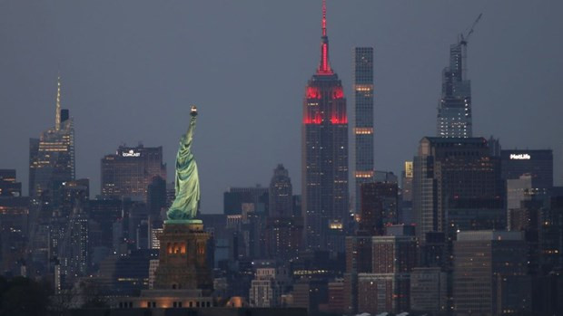 Tòa nhà biểu tượng thành phố New York Empire State được thắp sáng với hai màu đen và vàng. (Nguồn: nbcnewyork) Theo dòng thời sự: Tìm lại giấc mơ bình đẳng chủng tộc cho nước Mỹ ảnh 4