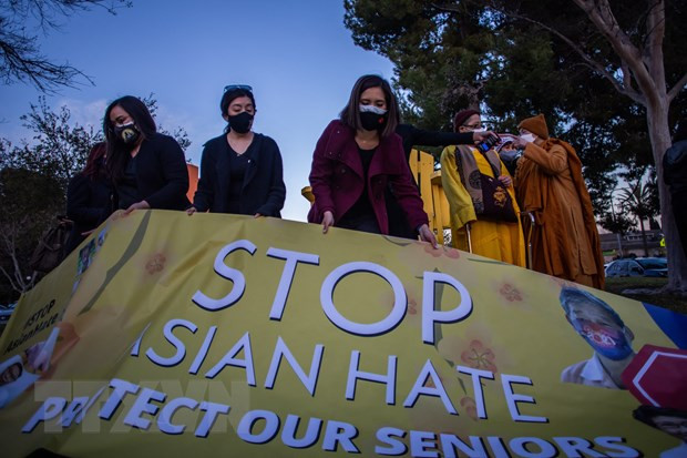 Tưởng niệm các nạn nhân trong vụ xả súng ở Atlanta, ngày 17/3/2021. (Ảnh: AFP/TTXVN) Theo dòng thời sự: Tìm lại giấc mơ bình đẳng chủng tộc cho nước Mỹ ảnh 3