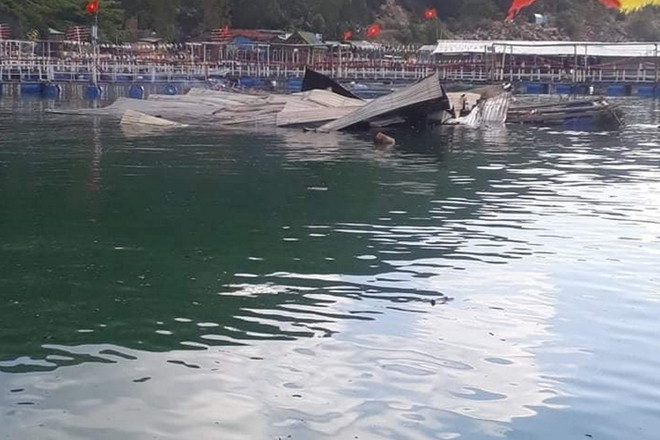 Hỏa hoạn thiêu rụi một nhà hàng bè nổi trên vịnh Vũng Rô, Phú Yên ảnh 1