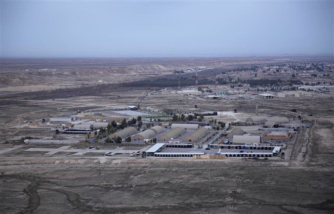 Căn cứ không quân Ain al-Asad ở miền Tây Iraq ngày 29/12/2019. (Ảnh: AP/TTXVN) Iraq đã được Iran thông báo trước về vụ tấn công đáp trả ảnh 1