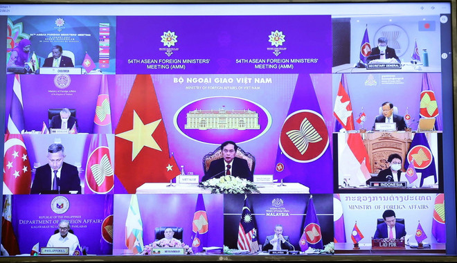 Bộ trưởng Bộ Ngoại giao Bùi Thanh Sơn phát biểu trực tuyến tại điểm cầu Hà Nội. (Ảnh: Phạm Kiên/TTXVN) Chính thức khai mạc Hội nghị Bộ trưởng Ngoại giao ASEAN lần thứ 54 ảnh 2