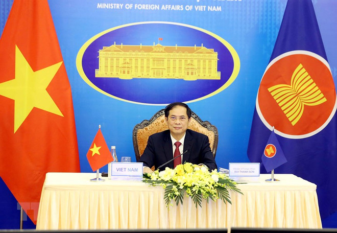 Bộ trưởng Bộ Ngoại giao Bùi Thanh Sơn tham dự Hội nghị Bộ trưởng Ngoại giao ASEAN lần thứ 54 (AMM 54) theo hình thức trực tuyến. (Ảnh: Phạm Kiên/TTXVN) Chính thức khai mạc Hội nghị Bộ trưởng Ngoại giao ASEAN lần thứ 54 ảnh 1