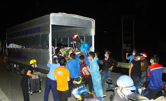 Nghệ An dùng xe trung chuyển giúp công dân từ các tỉnh phía Nam về quê ảnh 1