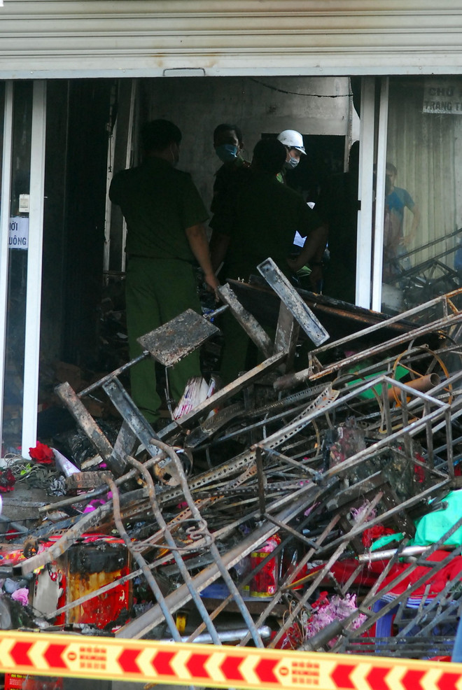 [Photo] Cháy cửa hàng áo cưới khiến một gia đình tử vong ảnh 2