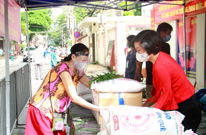 Hà Nội: Những tấm lòng sẻ chia với người dân xóm trọ Phúc Xá ảnh 1