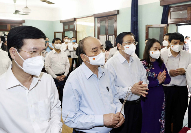 Chủ tịch nước dâng hương tưởng niệm Chủ tịch Hồ Chí Minh ảnh 1