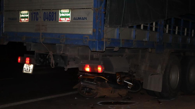 Phóng nhanh khi trời tối, xe máy lao vào gầm xe tải, 1 người chết ảnh 1