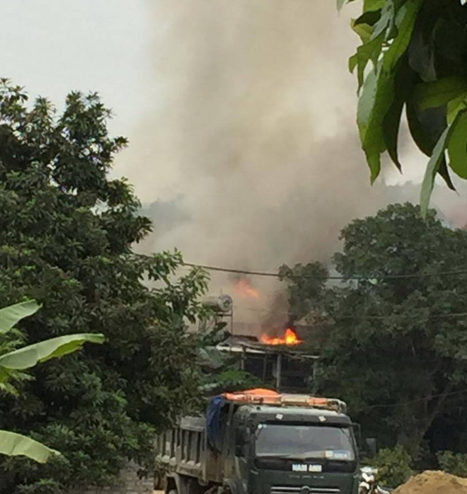 Cháy lớn tại một nhà hàng ở Yên Bái, lửa lan sang nhà dân ảnh 3