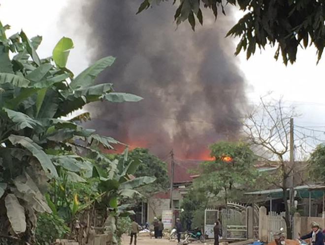 Cháy lớn tại một nhà hàng ở Yên Bái, lửa lan sang nhà dân ảnh 2