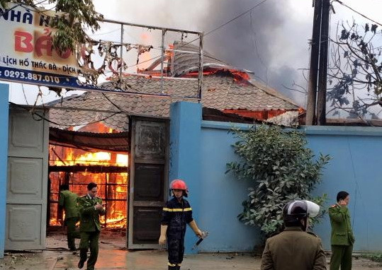Cháy lớn tại một nhà hàng ở Yên Bái, lửa lan sang nhà dân ảnh 1