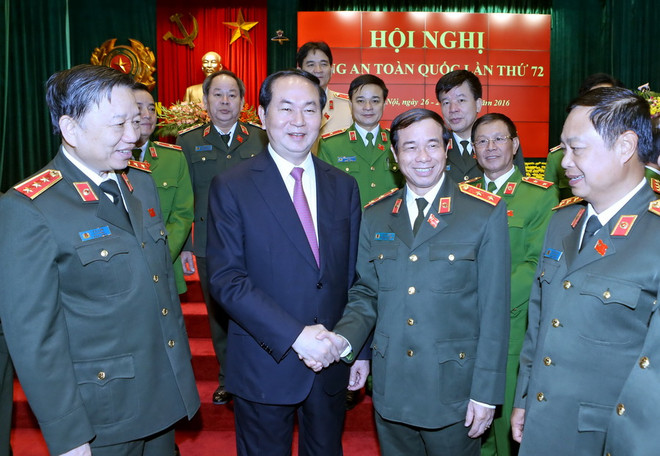 Chủ tịch nước Trần Đại Quang với các lãnh đạo Bộ Công an tham dự Hội nghị. (Ảnh: Nhan Sáng/TTXVN) Chủ tịch nước: Công an trong sạch mới đấu tranh hiệu quả với tội phạm ảnh 1
