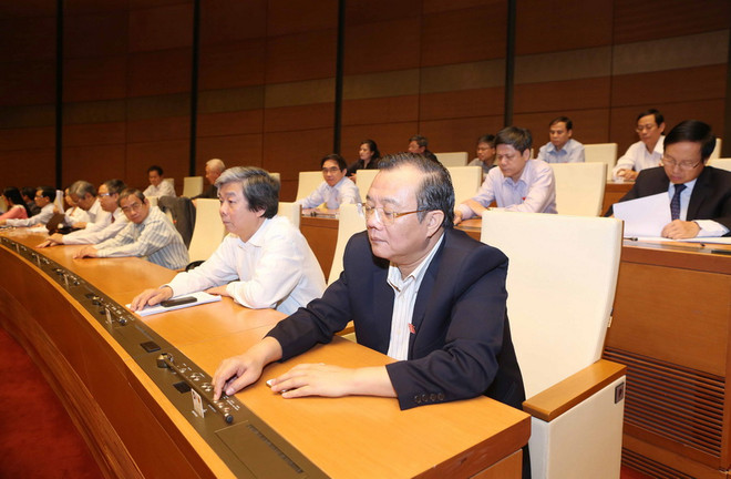 Quốc hội biểu quyết thông qua Luật báo chí (sửa đổi) hồi tháng 4/2016. (Ảnh: Phương Hoa/TTXVN) Một bộ luật và 6 luật có hiệu lực từ ngày đầu tiên của năm 2017 ảnh 1