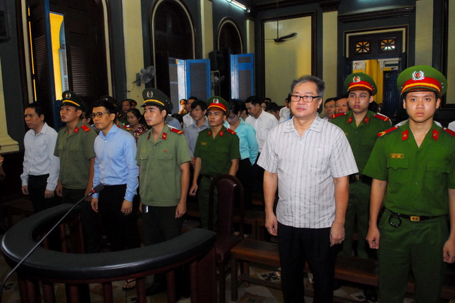 Các bị cáo đứng trước vành móng ngựa. (Ảnh: Mạnh Linh/TTXVN) Xử phúc thẩm vụ thất thoát hơn 9.000 tỷ đồng tại Ngân hàng Xây dựng ảnh 1