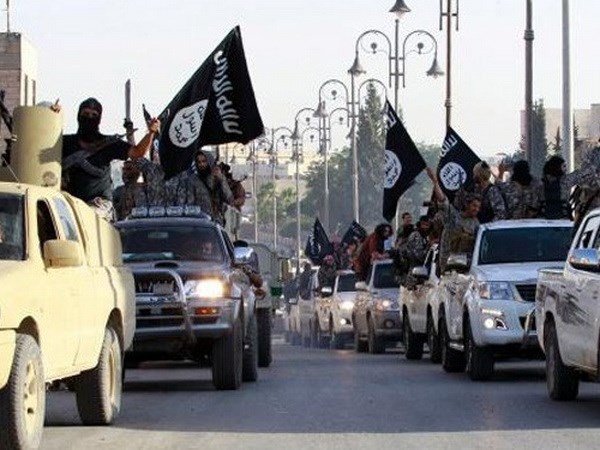 Phiến quân IS. (Nguồn: AP) Tướng Mỹ: Cần thêm 2 năm để xóa sổ IS khỏi Mosul và Raqqa ảnh 1