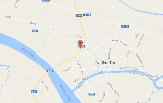 Xe buýt lật nghiêng đè lên xe máy khiến cặp vợ chồng chết tại chỗ ảnh 1