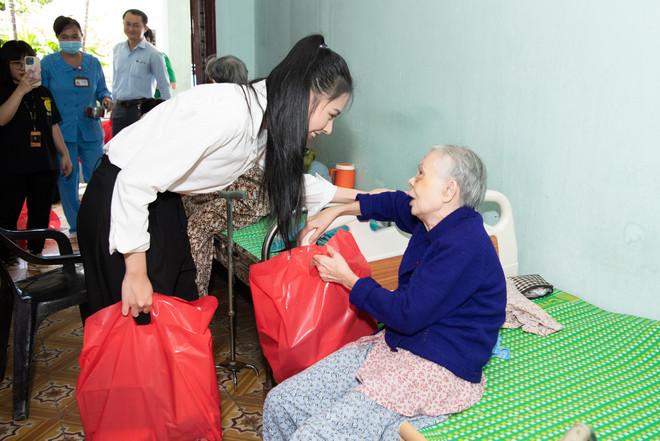 Chủ tịch Miss Intercontinental thăm các cụ già neo đơn Việt Nam ảnh 2