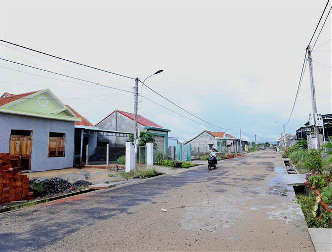 Người dân vùng lũ dọc sông Ba ổn định cuộc sống sau tái định cư ảnh 1