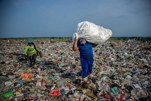 Một bãi rác ở Indonesia. (Nguồn ảnh: AFP) Du lịch xanh Việt Nam loay hoay ‘tìm đường’ giữa biển rác ảnh 4