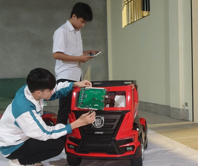 Học sinh sáng chế hệ thống phát hiện và cảnh báo điểm mù trên xe tải ảnh 1